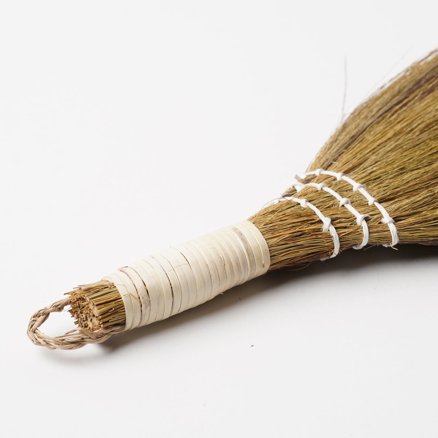 Natural Grass Mini Broom – Japanese Tabletop Cleaning Brush