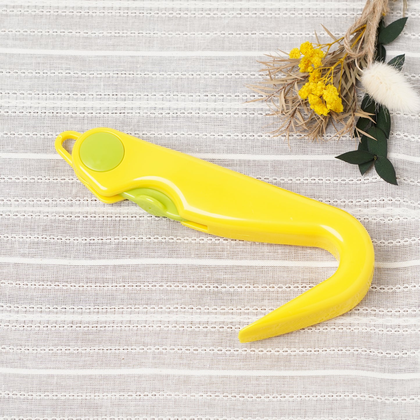 Easy-Open Tool with Folding Cutter for Cardboard Boxes