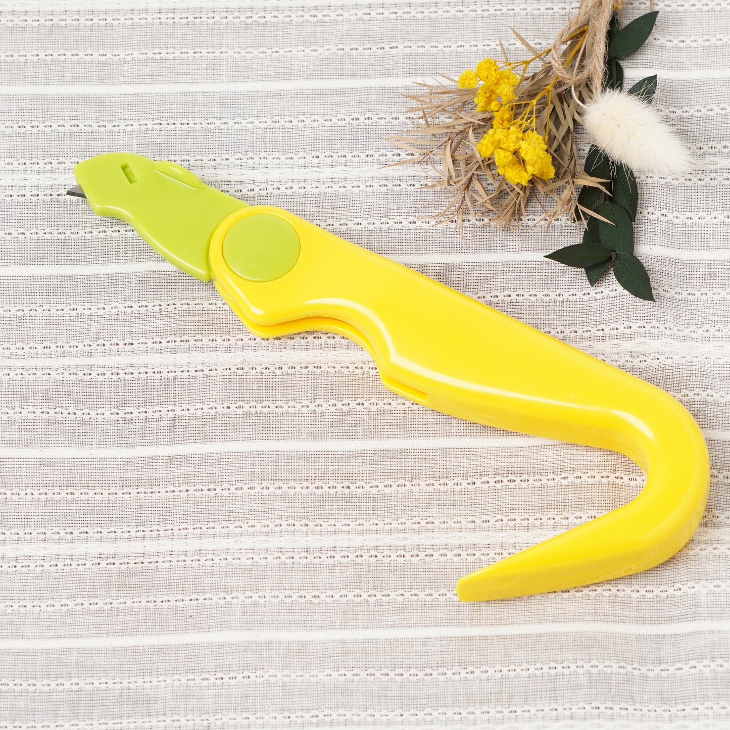 Easy-Open Tool with Folding Cutter for Cardboard Boxes