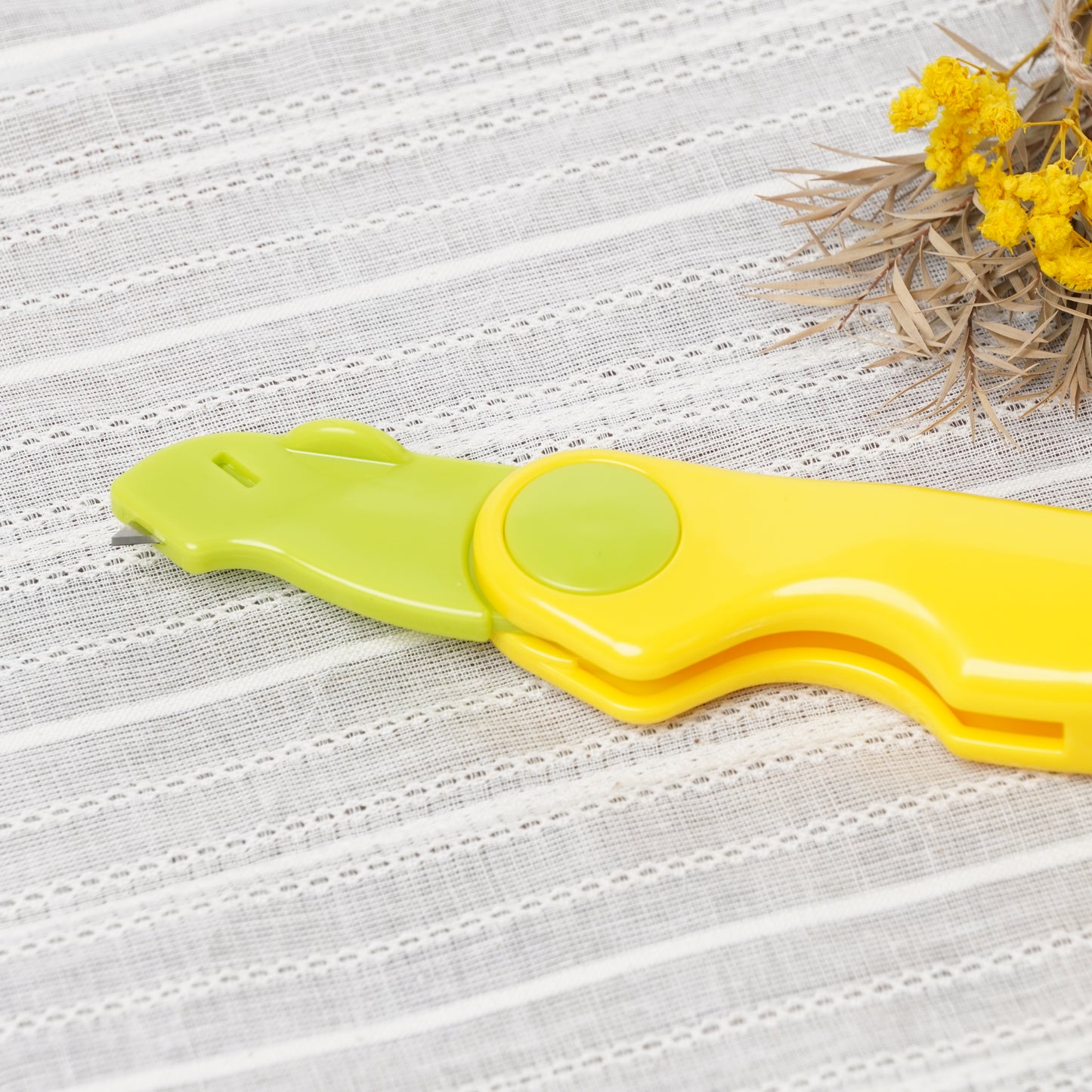 Easy-Open Tool with Folding Cutter for Cardboard Boxes