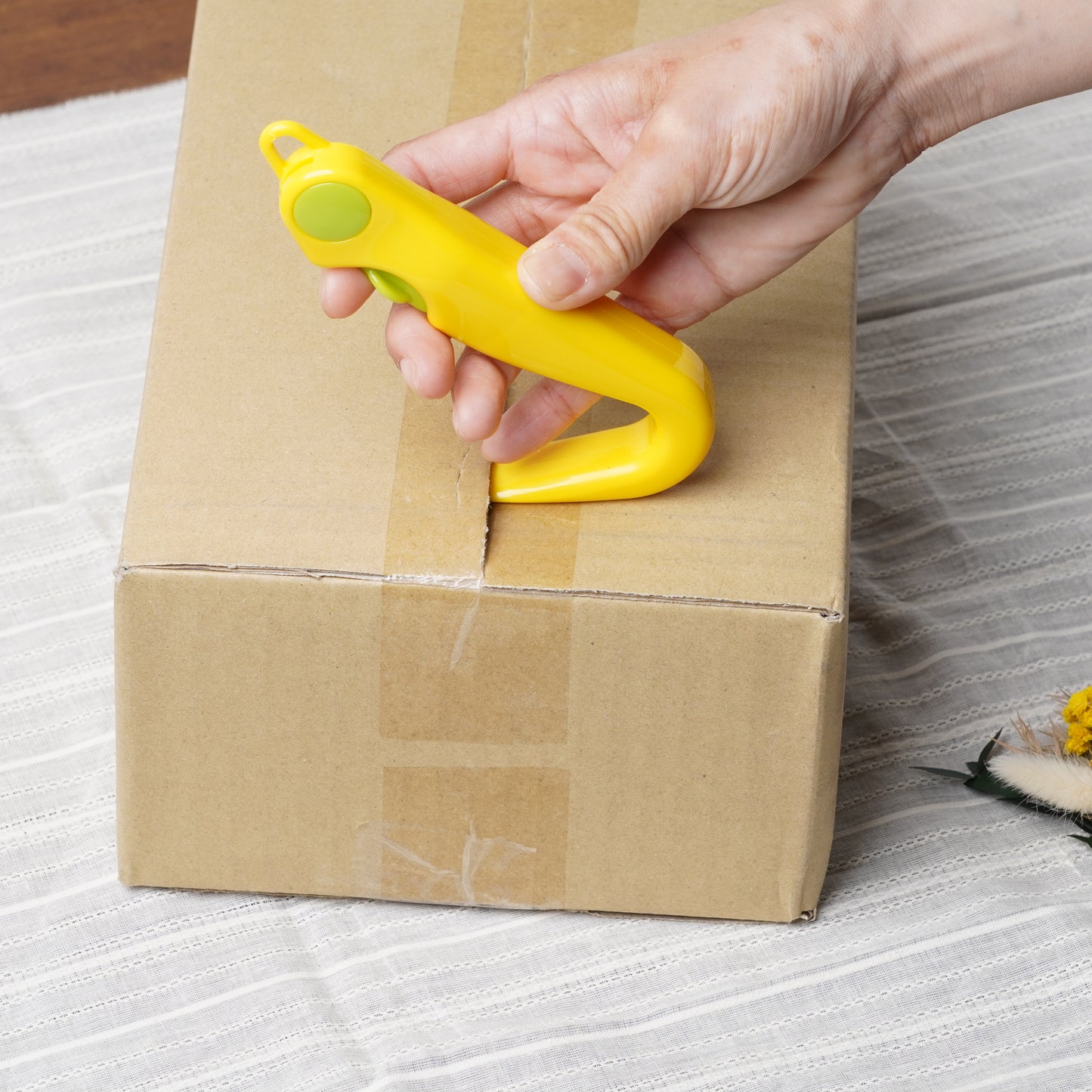 Easy-Open Tool with Folding Cutter for Cardboard Boxes