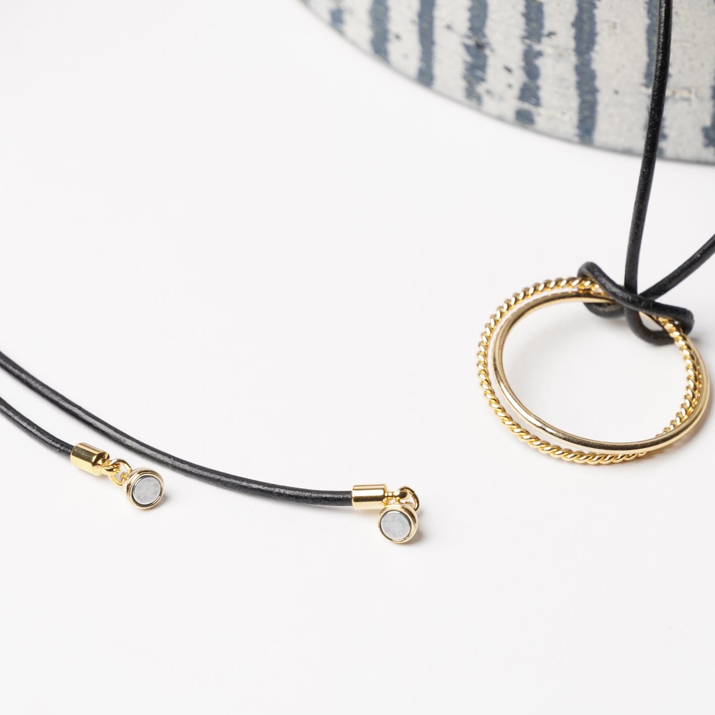 2-Way Magnetic Glass Holder Necklace - Melody Accessory