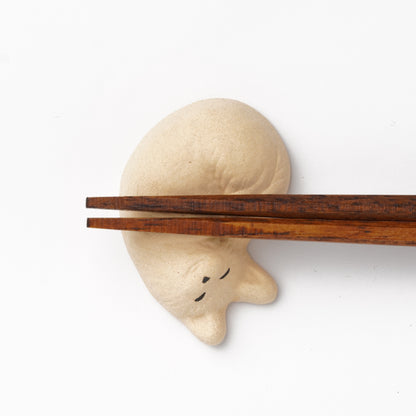 Ihoshiro Kiln Chopstick Rest – Sleepy Cat Motif