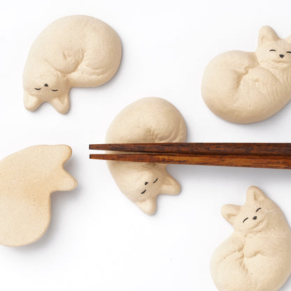 Ihoshiro Kiln Chopstick Rest – Sleepy Cat Motif