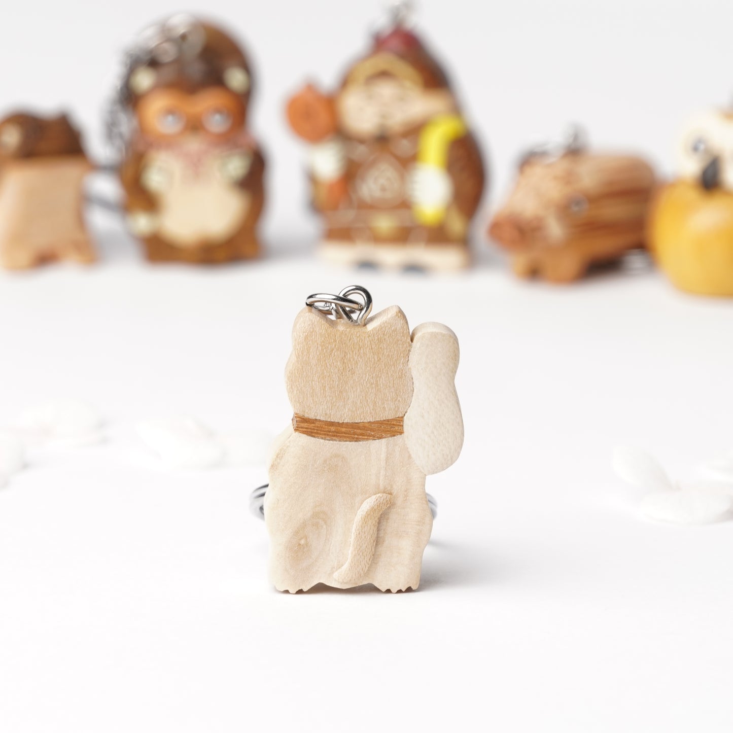 Handcrafted Wooden Maneki Neko Key Ring – Japanese Lucky Cat Charm for Wealth & Good Fortune