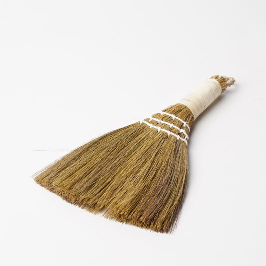 Natural Grass Mini Broom – Japanese Tabletop Cleaning Brush