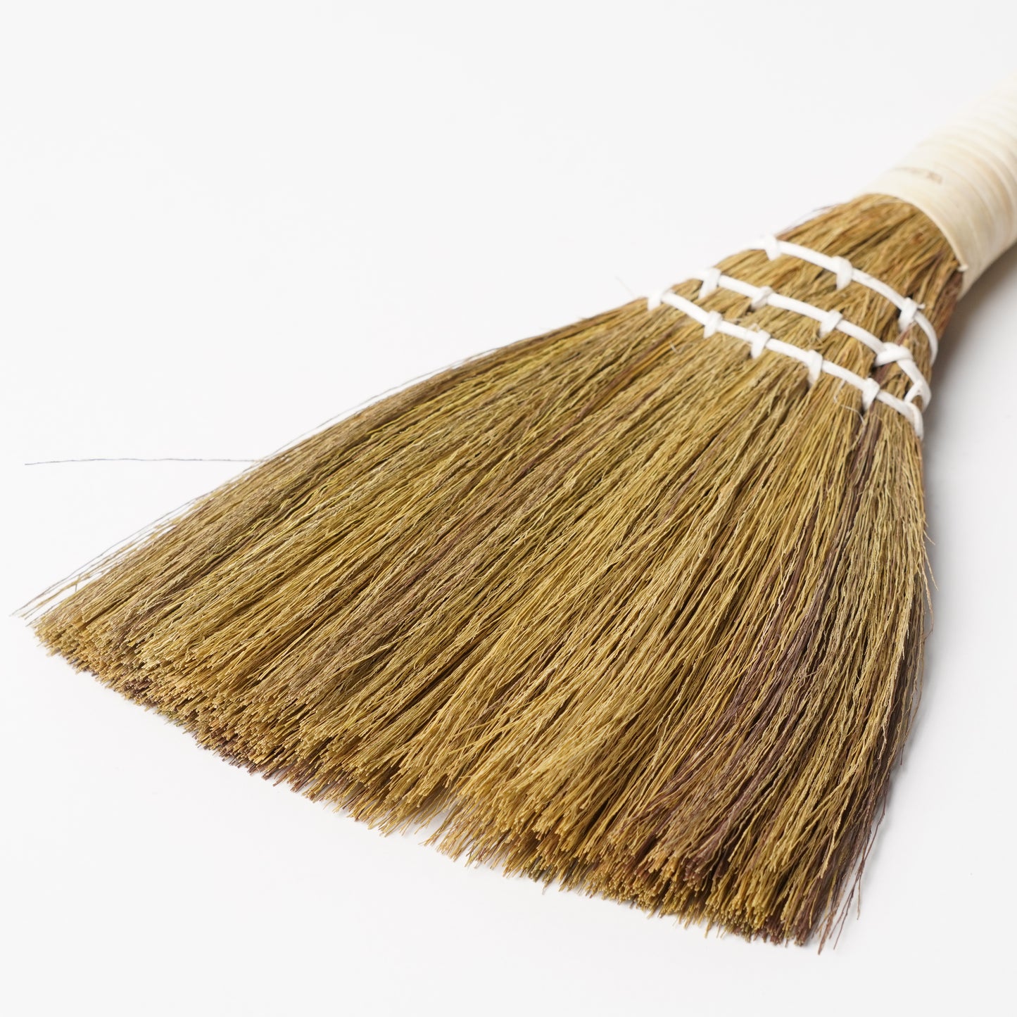 Natural Grass Mini Broom – Japanese Tabletop Cleaning Brush
