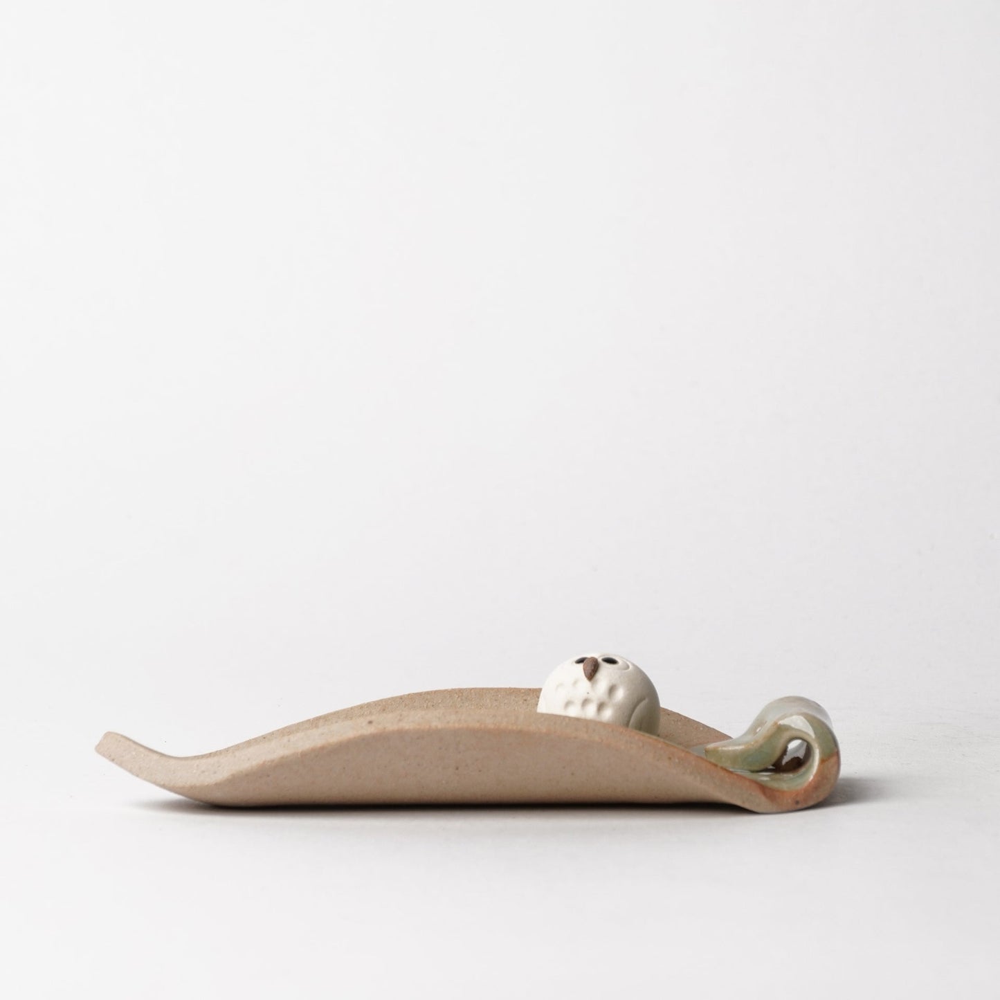Shigarakiyaki Incense Holder Owl on a leaf