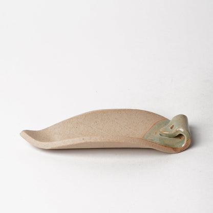 Shigarakiyaki Incense Holder Owl on a leaf