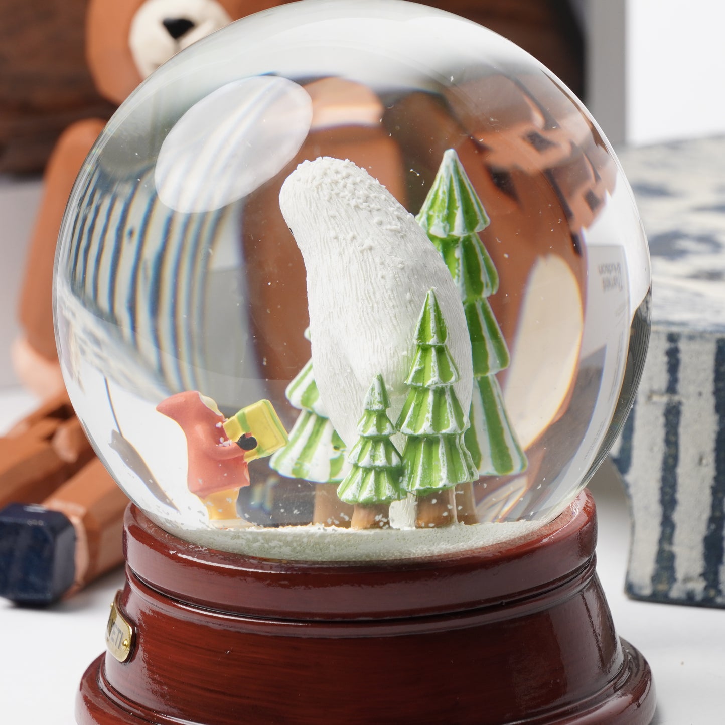 Yeti Snow Globe – NOOKs Decorative Resin & Glass Snow Dome