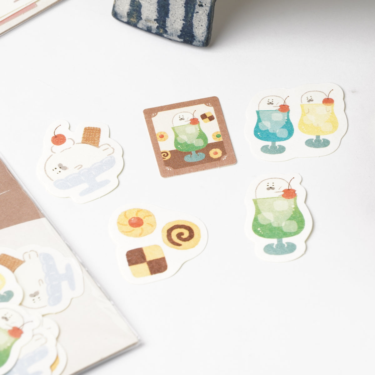 Okashi na Doubutsu Kobo Washi Flake Stickers - Cream Seal