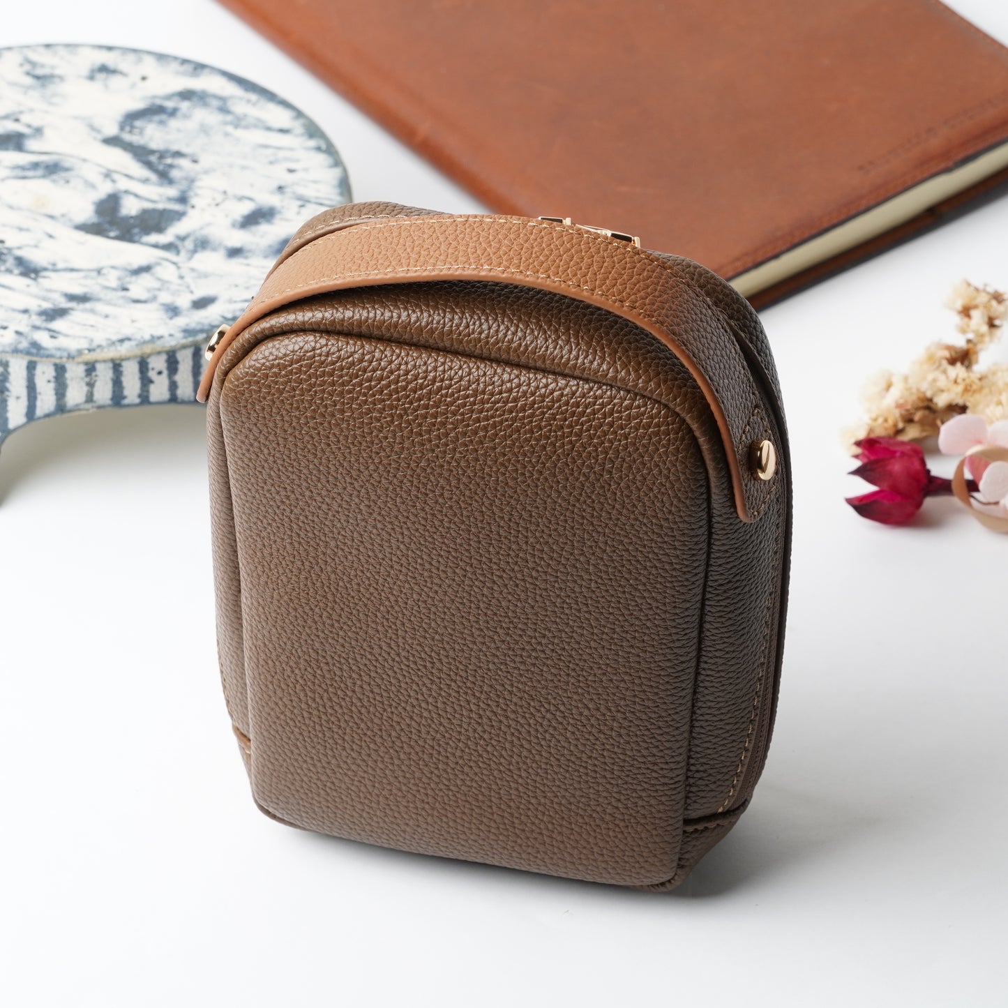 Rename Handle Vertical Makeup Pouch