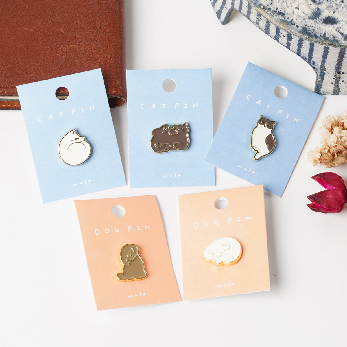 Mula Cat Pin Badge | Elegant Cat Osumashi