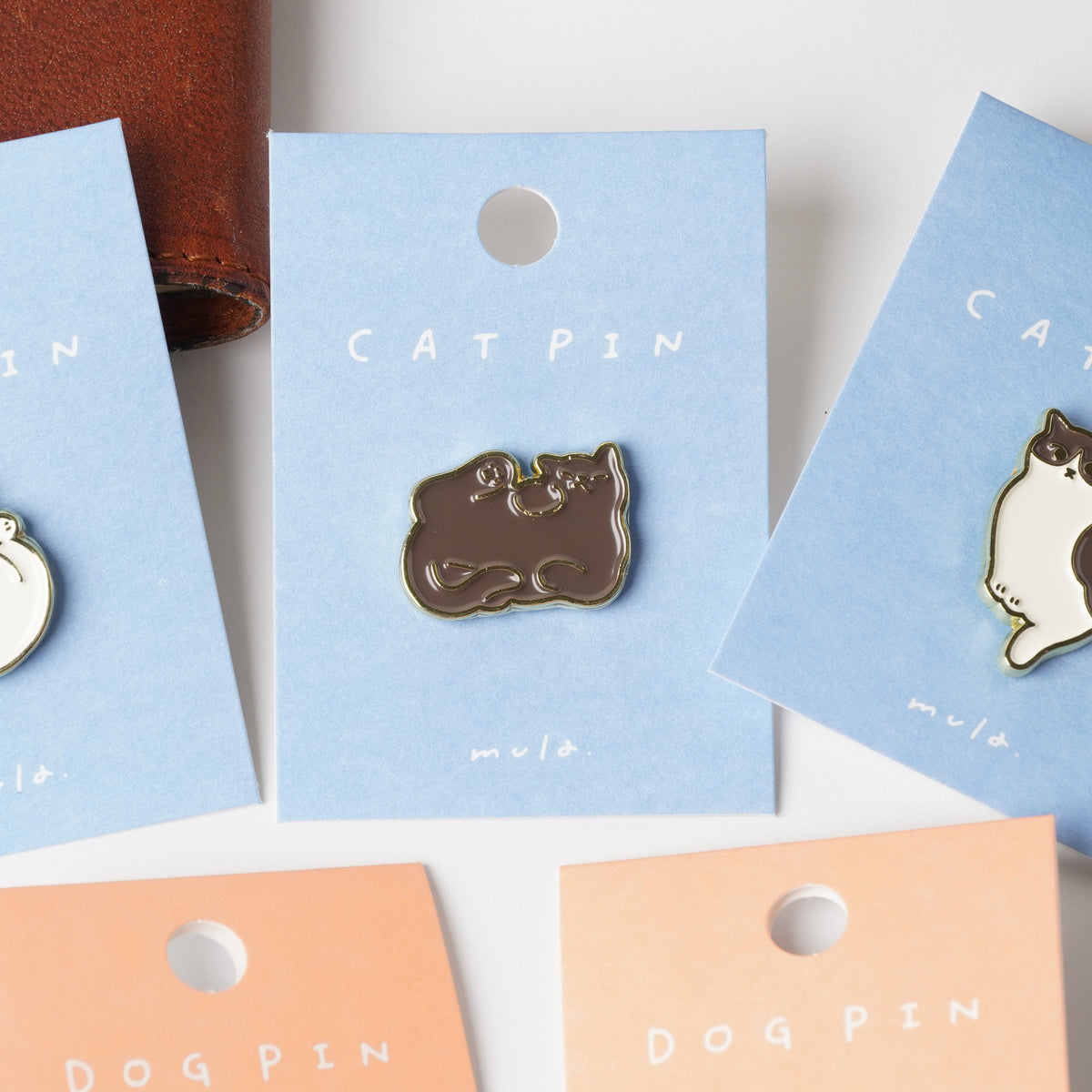 Mula Cat Pin Badge | Cat Belly-Up Heso Ten