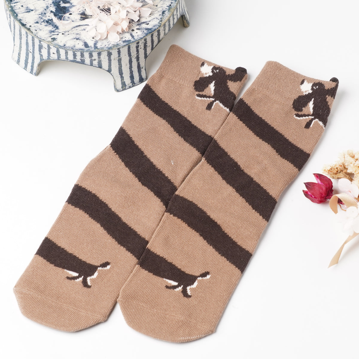 Kusetsuyo Mejirooshi Socks – Mocha Dachshund