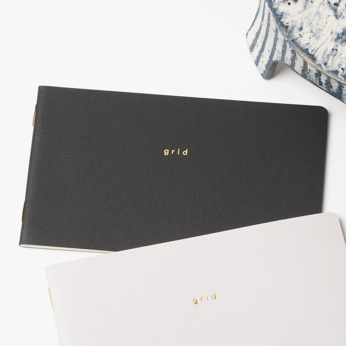 isshoni. Desk Grid Notebook PC13