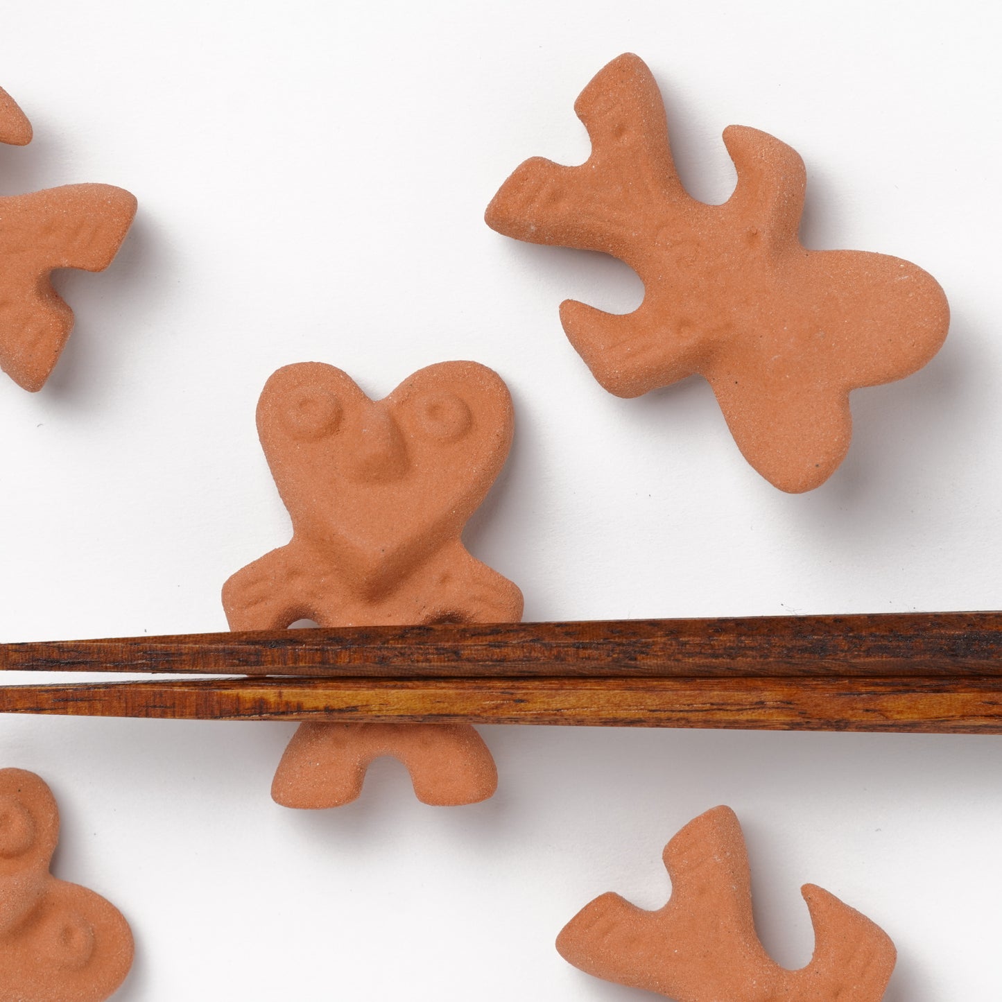 Ihoshiro Kiln Chopstick Rest – Heart Dogu